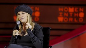 Barbra Streisand Buat Lagu Spesial untuk Donald Trump