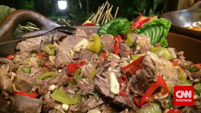 Joglo Patheya cenderung unik. Mereka berani menawarkan makanan yang konon menjadi kesukaan raja-raja keraton Jawa.