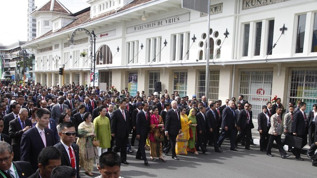 Presiden Joko Widodo didampingi Presiden Tiongkok Xi Jinping, dan Raja Swaziland Mswati III, mendandatangani salah satu dokumen hasil KAA, Bandung Message.