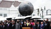 Napak Tilas Tandai Penutupan Peringatan 60 Tahun KAA Rangkaian penutupan Konferensi Asia Afrika dimulai dengan napak tilas para pemimpin negara dan diakhiri dengan penandatanganan Pesan Bandung.
