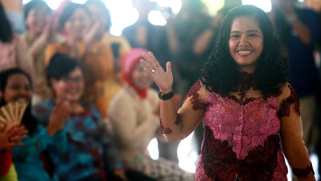 Mary Jane ditangkap di Indonesia 2010 karena membawa 2,6 kg heroin. Sudah divonis mati tapi belum juga dieksekusi hingga ada peluang dipulangkan ke negaranya.