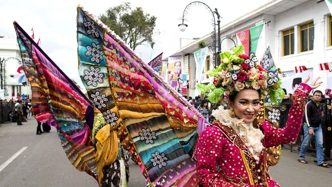 "Saya deklarasi; bahwa Karnaval Asia-Afrika merupakan event internasional tahunan!" seru Menteri Pariwisata Republik Indonesia Arief Yahya