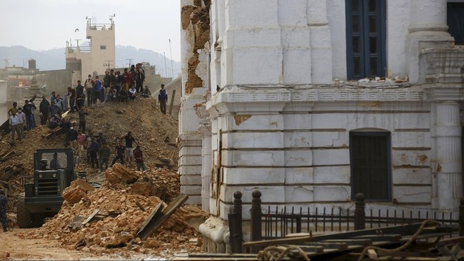 Sebuah gempa susulan kuat mengguncang India dan Nepal pada Minggu (26/4), yang ikut memicu longsoran salju lagi di pegunungan Himalaya.