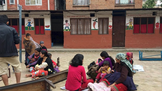 Gempa besar berkekuatan 7,7 skala richter mengguncang Nepal pada Sabtu (25/4), menyebabkan beberapa bangunan di ibu kota Kathmandu runtuh.