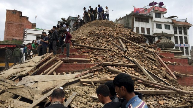 Gempa berkekuatan 7,8 SR itu ikut menghancurkan bangunan-bangunan historis. Sedikitnya terjadi 15 kali gempa susulan dengan kekuatan terkecil 4,5 SR.