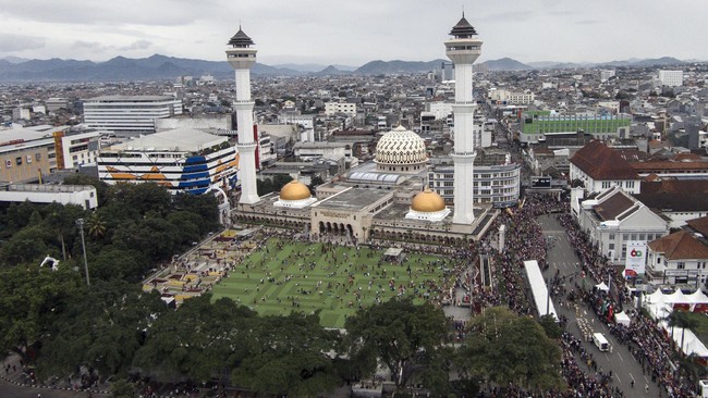 Seluruh area di Masjid Raya Bandung disemprot disinfektan demi mencegah penyebaran virus corona.