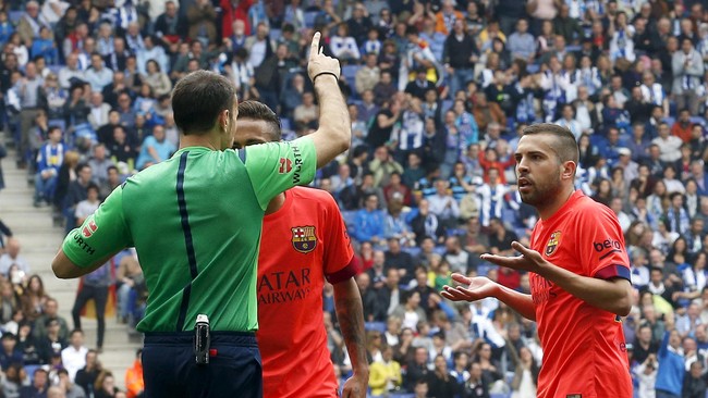 Messi dan Lahoz sempat terlibat percakapan sengit usai bek kiri Barcelona, Jordi Alba, mendapatkan dua kartu kuning dalam satu momen di menit ke-54.