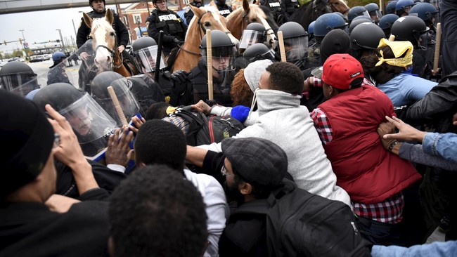 Aksi unjuk rasa damai menuntut keadilan atas kematian warga kulit hitam di tangan polisi Baltimore, AS, berubah menjadi kerusuhan setelah terjadi bentrokan.