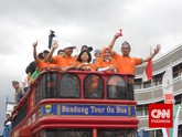 Parade Budaya Apik Penutup Konferensi Asia-Afrika Parade budaya dalam rangkaian Peringatan ke-60 Tahun Konferensi Asia Afrika digelar di Bandung. Masing-masing negara peserta menampilkan busana tradisionalnya.