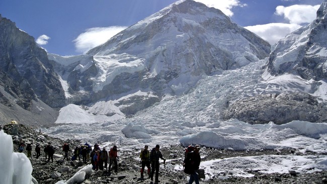 Demi meningkatkan keselamatan, Nepal tengah menimbang untuk melarang para penyandang disabilitas dan lansia untuk mendaki Gunung Everest dan sekitarnya.
