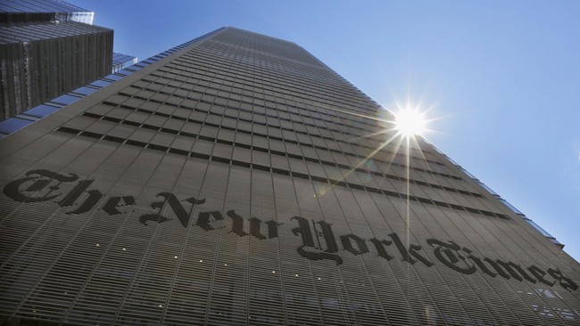 Sejumlah staf kantor berita New York Times berfoto dengan meniru adegan pembunuhan massal tersebar luas hingga mempermalukan petinggi NYT.