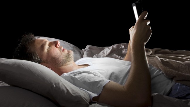 Sebelum tidur main ponsel sudah jadi kebiasaan. Tapi jangan terlalu sering, berbahaya. Kenapa ya?