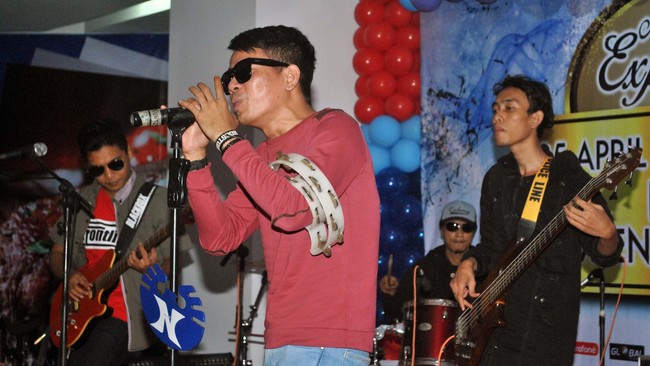Polisi menangkap Aris Idol bersama rekan-rekan saat mengonsumsi sabu sambil pesta minuman keras.