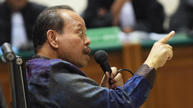 Rudi Rubiandini sempat berkeluh kesah soal permintaan THR. "Diminta THR dari Komisi VII DPR," katanya. Komisi itu dipimpin oleh Sutan Bhatoegana.