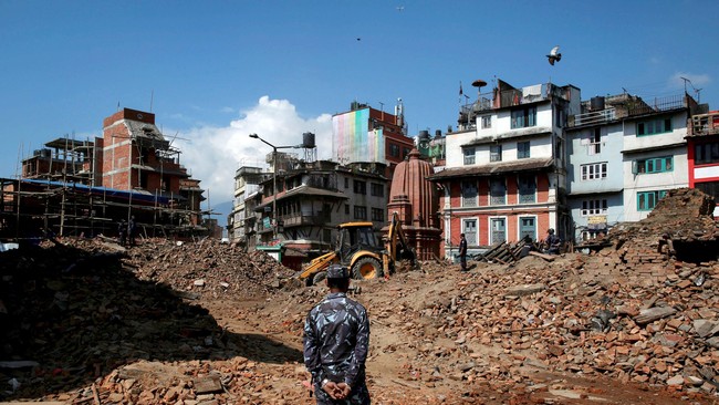 Nepal kembali diguncang gempa 7,4 SR  kemarin setelah bencana serupa April lalu menewaskan lebih dari 8.000 orang. Ini terjadi akibat pertemuan dua lempeng
