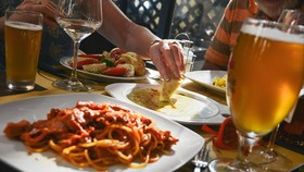 6 Kebiasaan Makan di Rumah yang Melemahkan Sistem Imun