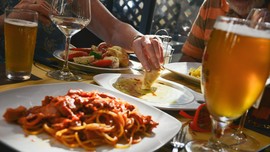 6 Kebiasaan Makan di Rumah yang Melemahkan Sistem Imun