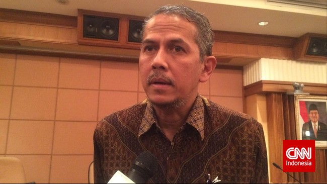 Upaya menggenjot penerimaan pajak dinilai terlalu ambisius karena dilakukan saat dunia usaha sedang terpukul akibat krisis harga minyak dan ekonomi melambat.