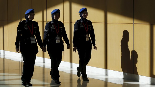 Kepolisian Malaysia menangkap 12 orang yang diduga terkait dengan ISIS dan akan merencanakan serangan teroris di Kuala Lumpur serta menyita bahan peledak.