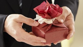 8 Ide Kado Valentine untuk Istri yang Istimewa, Dijamin Makin Sayang