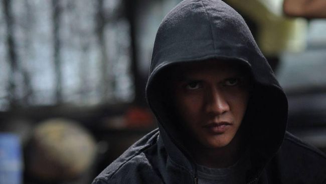Aktor laga Iko Uwais merasakan gejala Covid-19.