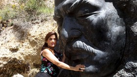 Pelukan Mesra Salma Hayek untuk Lebanon