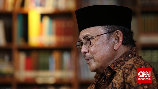 Senior Golkar yang juga Presiden ketiga RI BJ Habibie, menurut Juru Bicara Poros Muda Golkar, mendukung penyelesaikan konflik lewat Musyawarah Nasional.