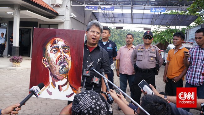 Kuasa hakum Andrew Chan dan Myuran Sukumaran, Todung Mulya Lubis menilai aneh jika KY dalam investigasinya tidak memeriksa dua kliennya tersebut.