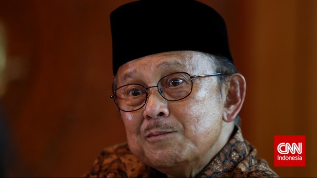 Rapat Pimpinan Nasional Golkar yang diinisiasi kubu Bali di bawah Aburizal Bakrie juga dihadiri lengkap oleh petinggi partai anggota Koalisi Merah Putih.