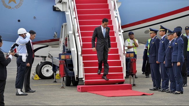 Sekretaris Kabinet Andi Widjajanto menyatakan besok Jokowi ada di Jakarta dan jika segala sesuatu memungkinan, tidak ada masalah Jokowi temui demonstran.