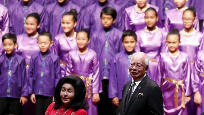 Ada 12 orang masuk daftar hitam pencekalan imigrasi Malaysia terkait skandal korupsi 1MDB, termasuk eks-PM Najib Razak dan istrinya Rosmah Mansor.