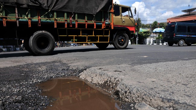 Seorang driver ojol tewas usai kepalanya tertancap besi gerobak usai menghantam lubang di tengah jalanan Kota Bogor.