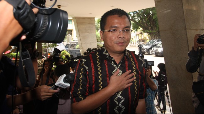 Sesampainya di Mabes Polri, Denny langsung melenggang masuk ke gedung Bareskrim dan menolak menjawab pertanyaan wartawan seputar kasus payment gateway.