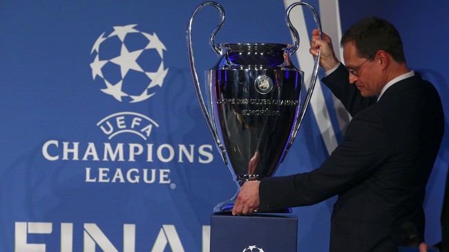 Mantan penyerang Spanyol, Fernando Morientes mempercayai mitos yang memerintahkan seorang pemain tak menyentuh trofi Liga Champions saat memasuki lapangan.