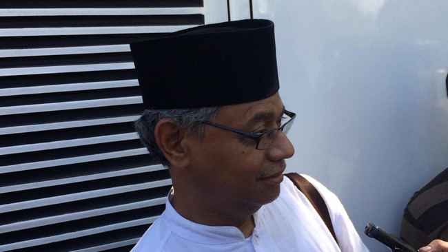 Zainal mencoba menyampaikan pesan itu melalui telepon kepada anaknya, sayang tidak diangkat.