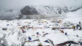 Pasca Gempa, Everest Kembali Dibuka untuk Pendaki
