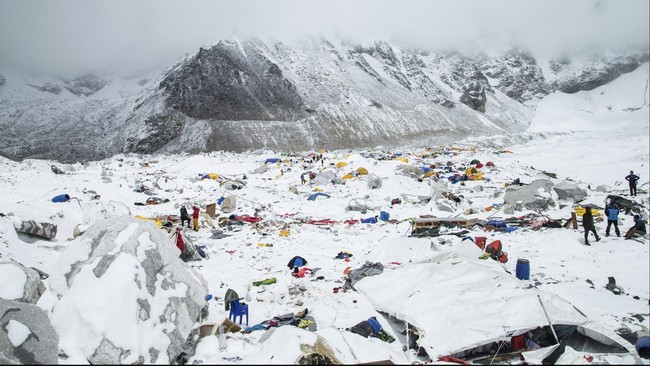 Pejabat Nepal memperkirakan sekitar 300 pendaki terkubur longsor salju di Gunung Everest akibat gempa dan sebagian besar adalah orang asing.