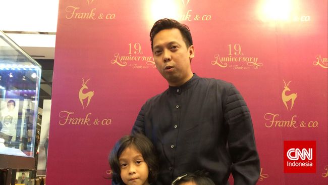 Laki-laki yang memiliki nama asli Djoni Permato itu memiliki hubungan yang sangat dekat dengan anak perempuannya, Raia.