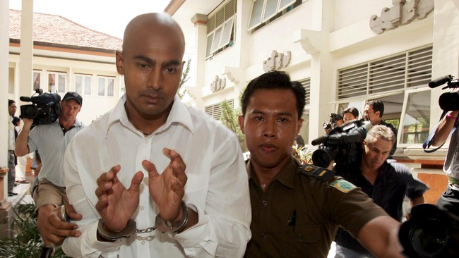 Sukumaran sempat membagikan coklat pada para tahanan lainnya dan mengutarakan soal hal-hal yang akan dia lewatkan jika meninggal dunia.