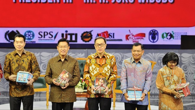 . Laba bersih perusahaan terbesar kelima di pasar modal Indonesia ini melorot 18 persen menjadi Rp 8,05 triliun, dari Rp 9,82 triliun di periode yang sama 2014.