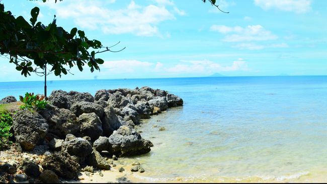 Tak hanya turis dari Tiongkok yang gemar berlibur di pantai dan mencari pemandangan laut yang apik di Indonesia. Turis Korea Selatan pun sama.