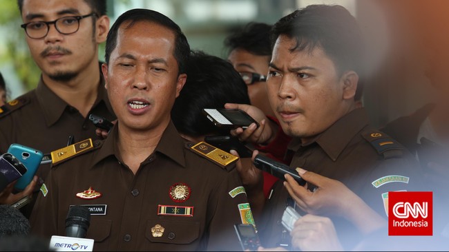 I Nyoman Suwarjana telah diterbangkan ke Jakarta dari Bandara Juanda pukul 18.00 WIB tadi dalam kasus yang merugikan negara Rp 45 miliar.