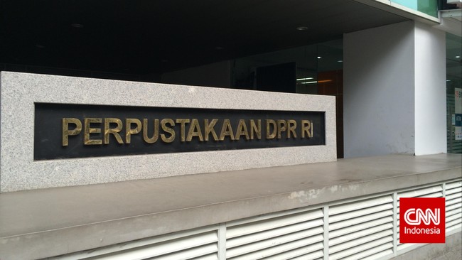 PAN menilai, pembangunan perpustakaan DPR seharusnya dilakukan lima atau 10 tahun lagi. Di sisi lain, Golkar terus mendorong pelaksanaan megaproyek itu.