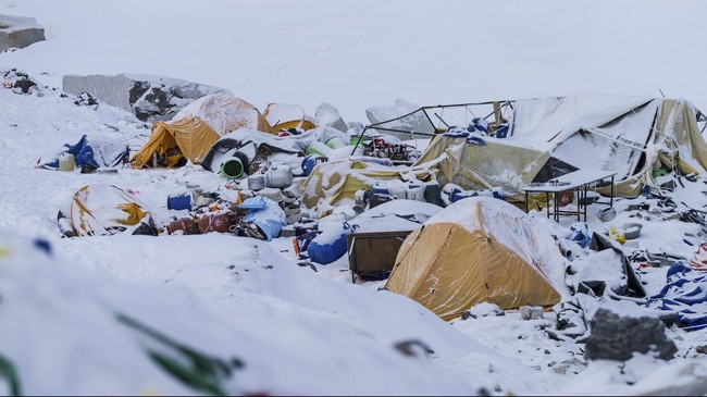 Nepal tetap membuka Gunung Everest untuk pendaki meski gempa 7,9 SR telah memicu longsoran salju di puncak tertinggi di dunia itu.
