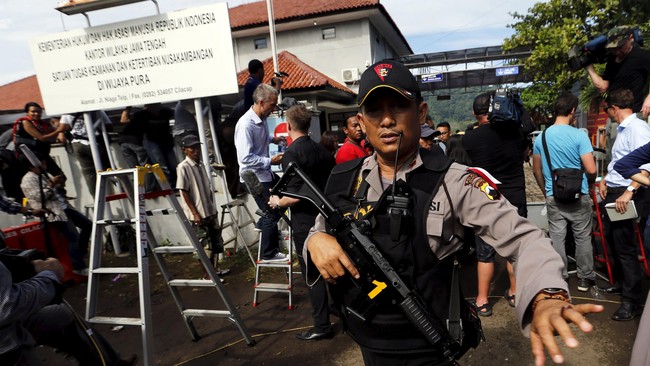Menko Luhut mengatakan narapidana narkotik dan teroris tak boleh tinggal terlalu lama di satu tempat. Napi teroris yang dianggap mengganggu pun akan diisolasi.