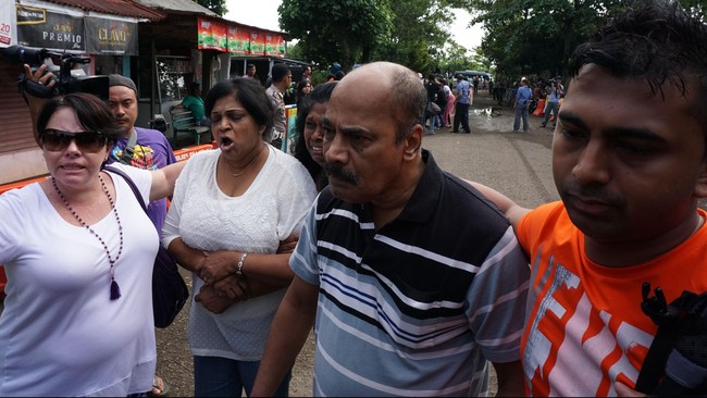 Di detik-detik terakhir menuju eksekusi, ibu salah satu terpidana, Raji Sukumaran, masih memohon maaf dan mengharapkan pembebasan anaknya dari hukuman mati.