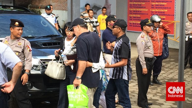 Tangisan histeris pecah dari Brinka, adik terpidana mati Myuran Sukumaran. Brinka datang bersama keluarga Andrew Chan. Mereka mencoba tegar.
