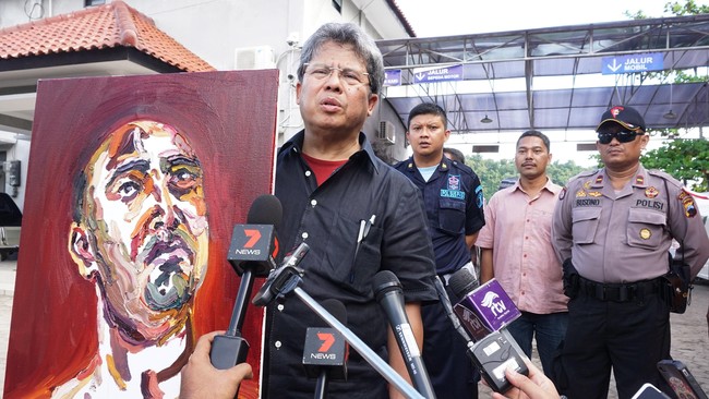 Todung menyatakan tindakan tegas memberantas gembong narkotika yang dilakukan oleh Jokowi harus mengikuti prinsip Demokrasi dan Hak Asasi Manusia.