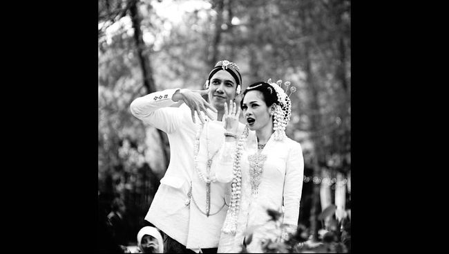 Andien menikah Senin (27/4) di kawasan Lembang, Bandung, Jawa Barat. Busananya dikonsep dengan sangat matang.