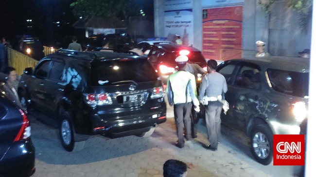 Proses pemindahan dimulai sekitar pukul 23.00 WIB menggunakan sejumlah mobil Kejari Cilacap dan mobil biasa